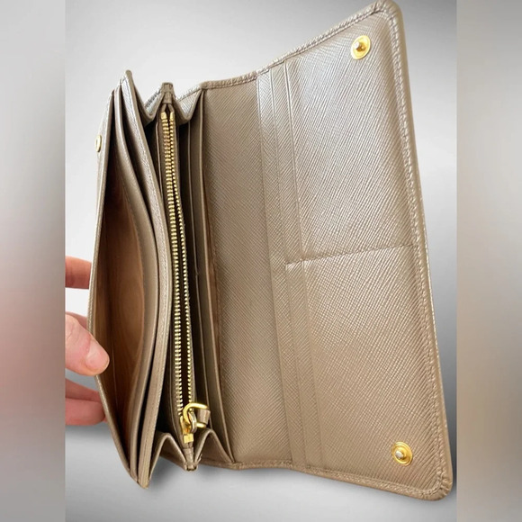Prada Bifold Beige Safiano Leather Wallet with COA and Box - Picture 5 of 16